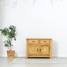 Adrienne fenyő komód – 2 ajtós, 2 fiókos