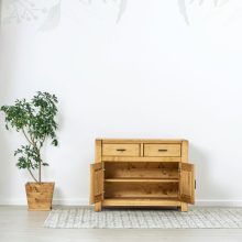 Adrienne fenyő komód – 2 ajtós, 2 fiókos